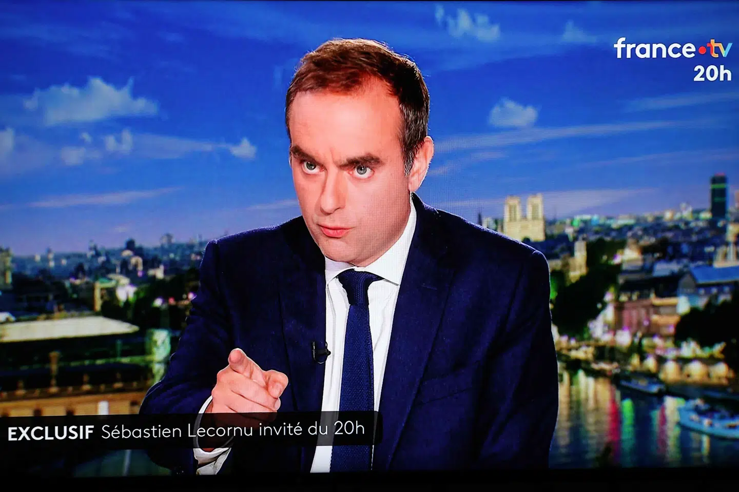 Sébastien Lecornu bliver onsdag aften interviewet på den franske tv-station France 2.