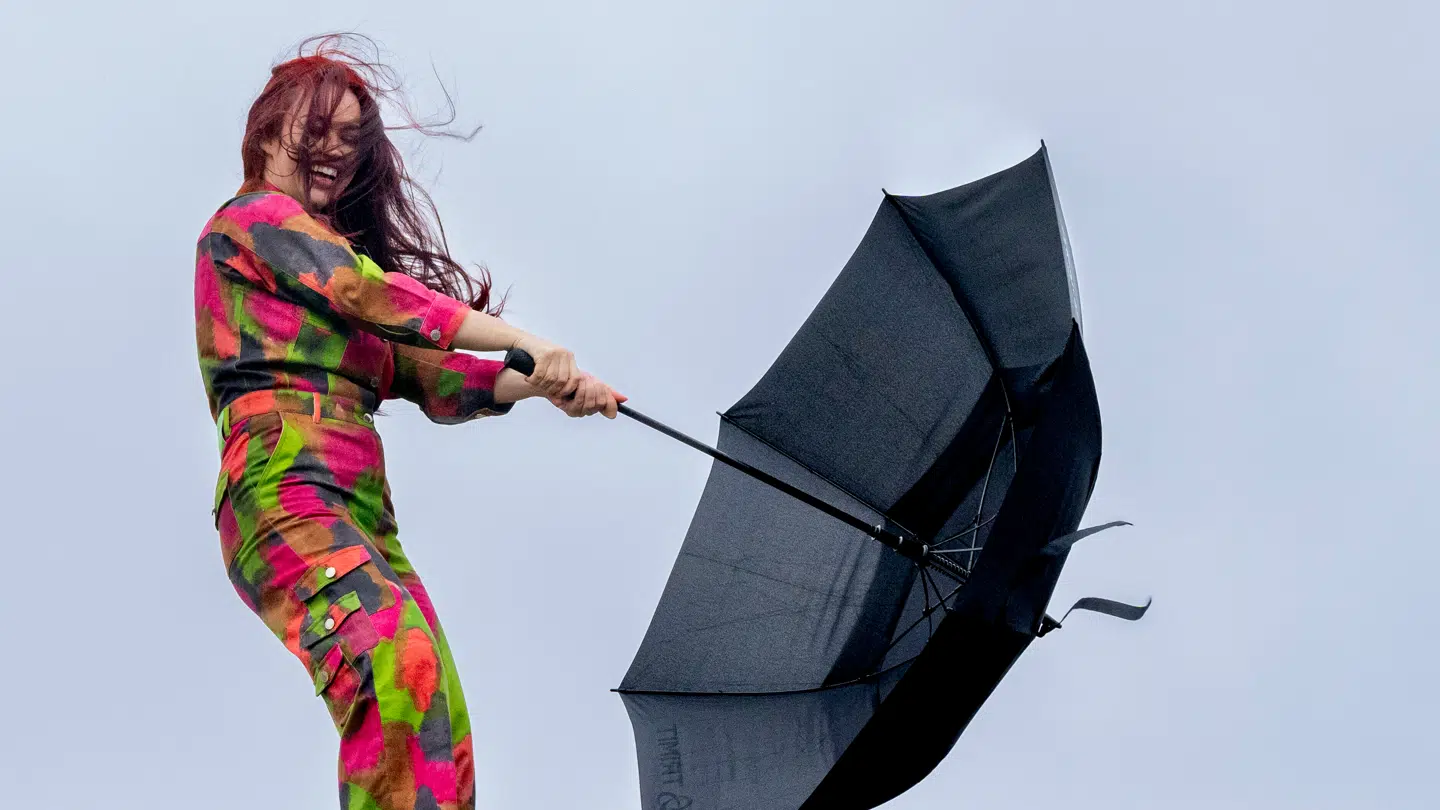 Paraplyen bliver din bedste ven – og sweateren venter lige om hjørnet.