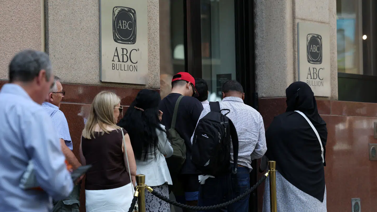 Folk stod i en lang kø for at komme ind i guldforhandleren ABC Bullion.
