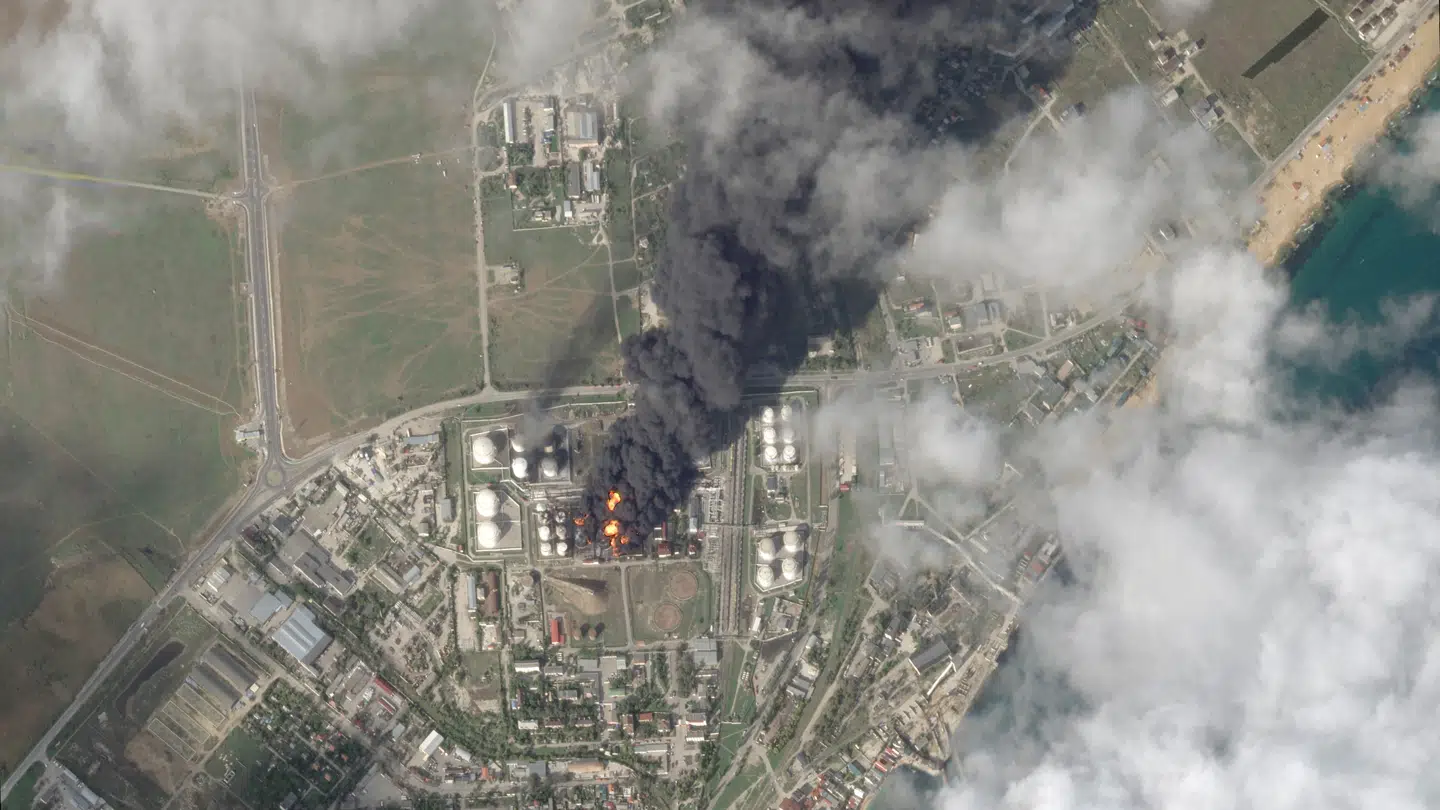 Satellitbillede viser branden ved Feodosia på Krim.