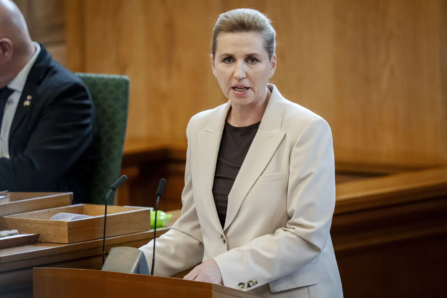 Statsminister Mette Frederiksen (S) holdt tirsdag sin åbningstale i Folketinget. Torsdag skal hun på talerstolen igen ved åbningsdebatten, hvor oppositionen kan skyde verbalt løs på hende. (Arkivfoto).