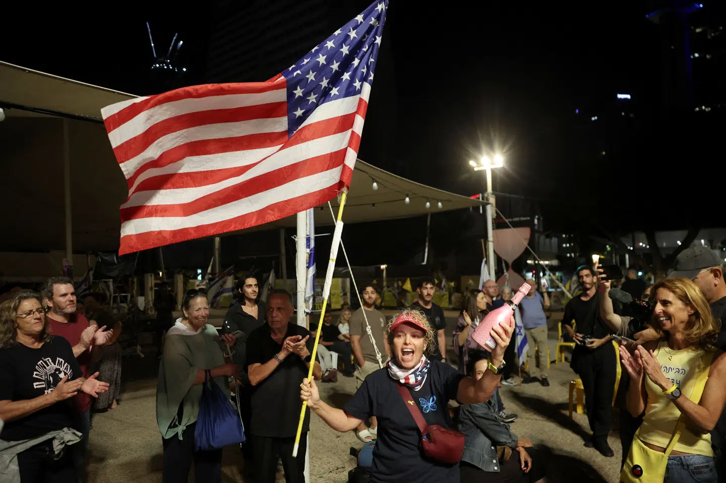 På pladsen "Hostages Square" i Tel Aviv har en gruppe samlet sig for at fejre enigheden mellem Hamas og Israel omkring første del af en fredsplan.