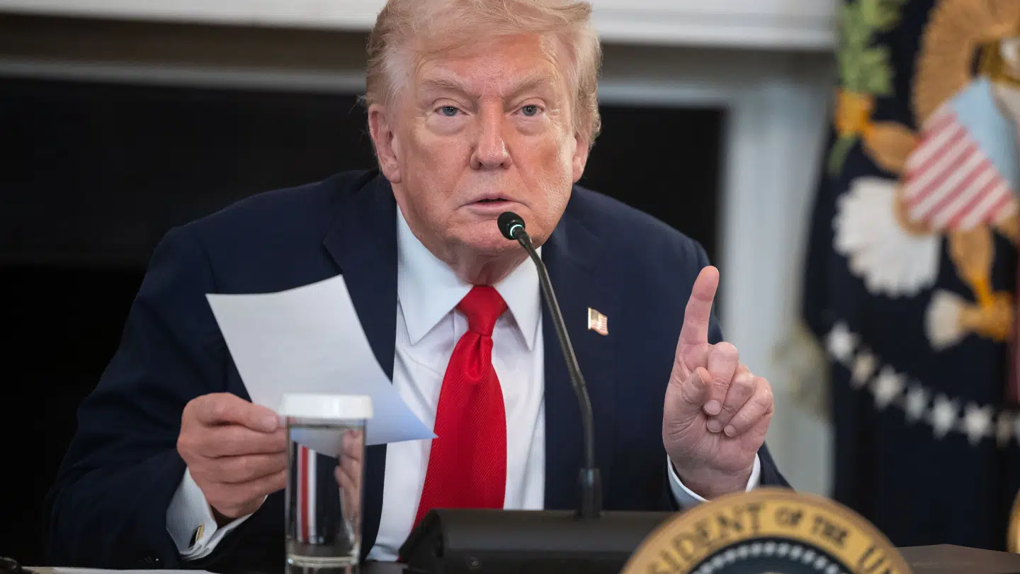 Donald Trump afbryder mødet for at fortælle om indholdet på den seddel, han lige har fået.