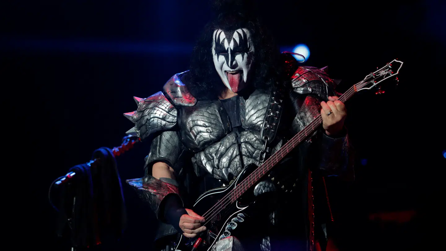 Gene Simmons, der især er kendt for at være en del af bandet Kiss, ses her på scenen i 2023.