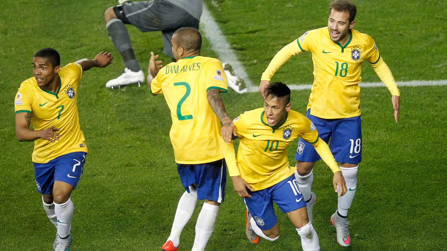 Her ses han Everton Ribeiro med nogle af Brasiliens største stjerner: Douglas Costa (H), Dani Alves (ryggen til) og Neymar.