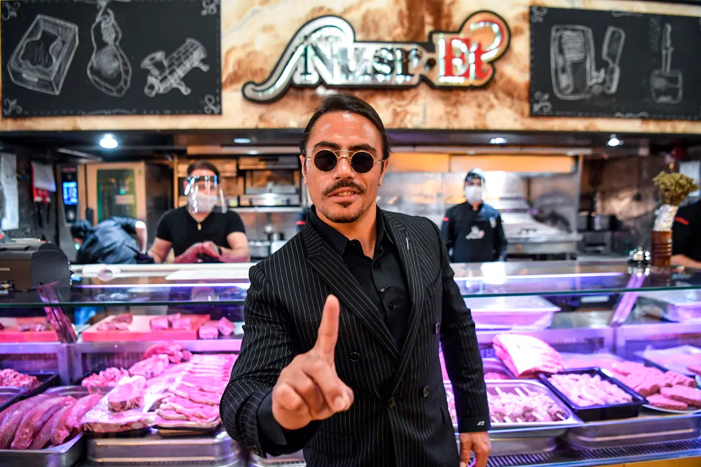 Nusret Gökçe foran en af sine restauranter, i Istanbul.