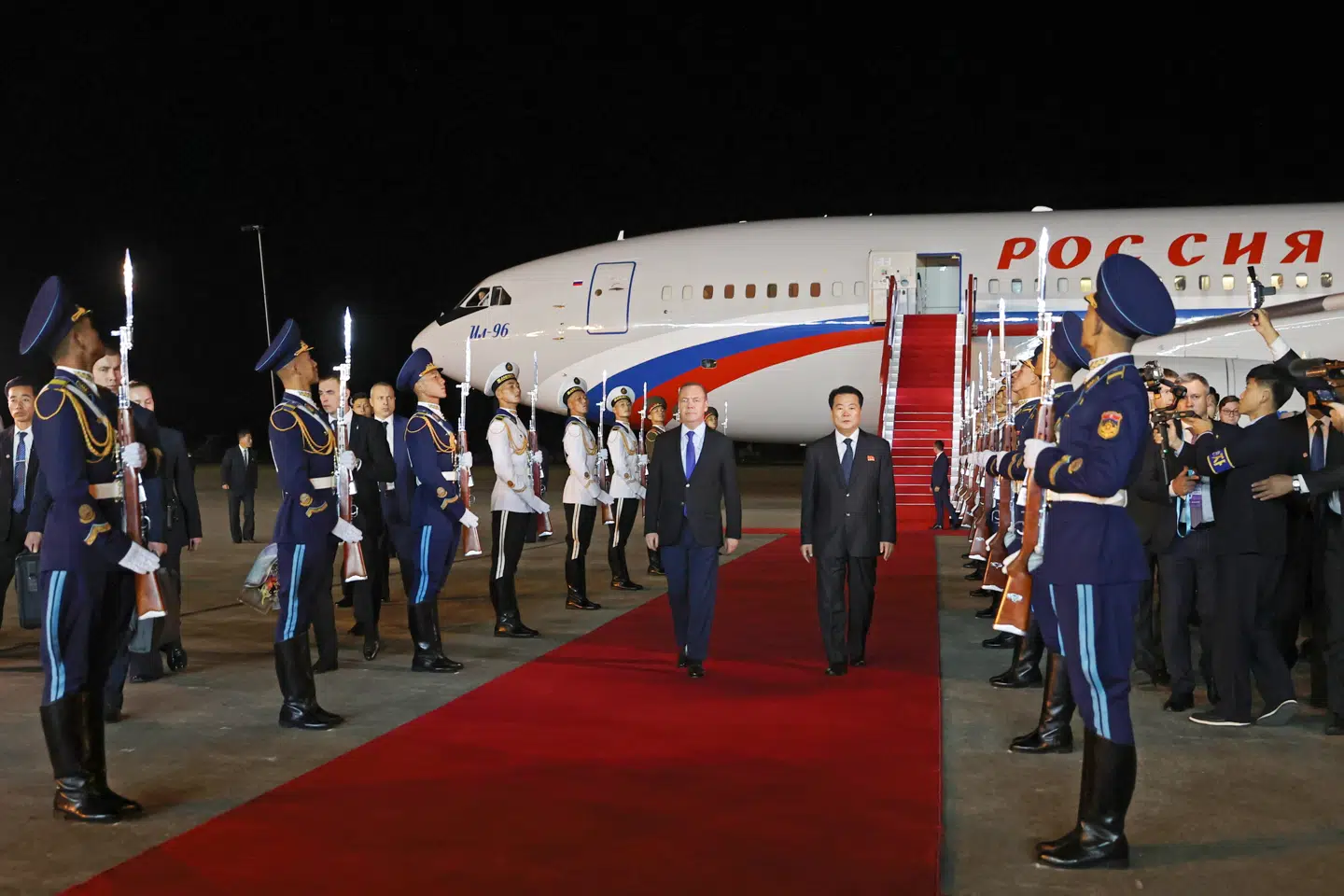 Dmitrij Medvedev ses her ankomme i Nordkorea.