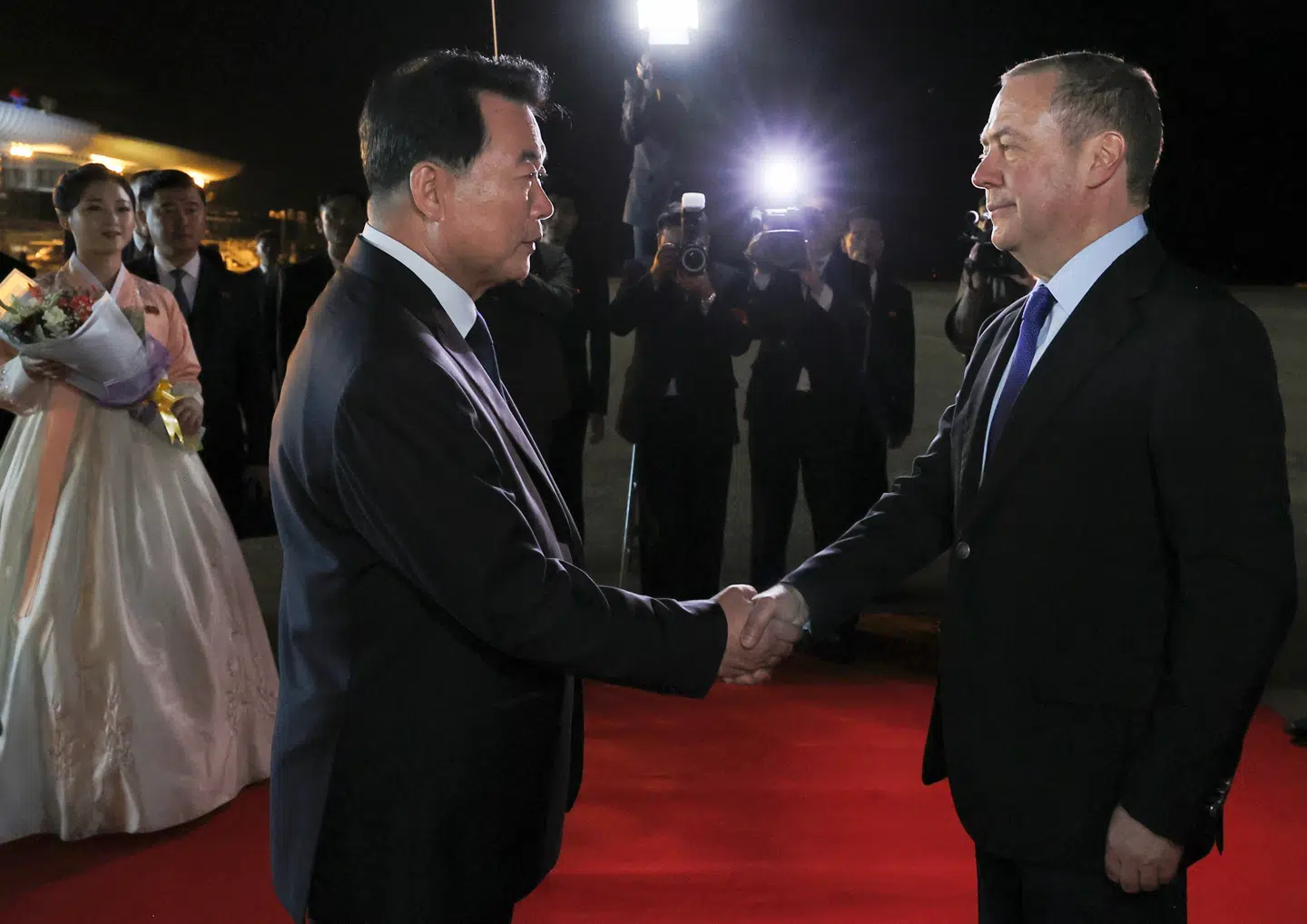 Dmitrij Medvedev blev taget imod af Nordkoreas viceudenrigsminister, Im Chon Il.