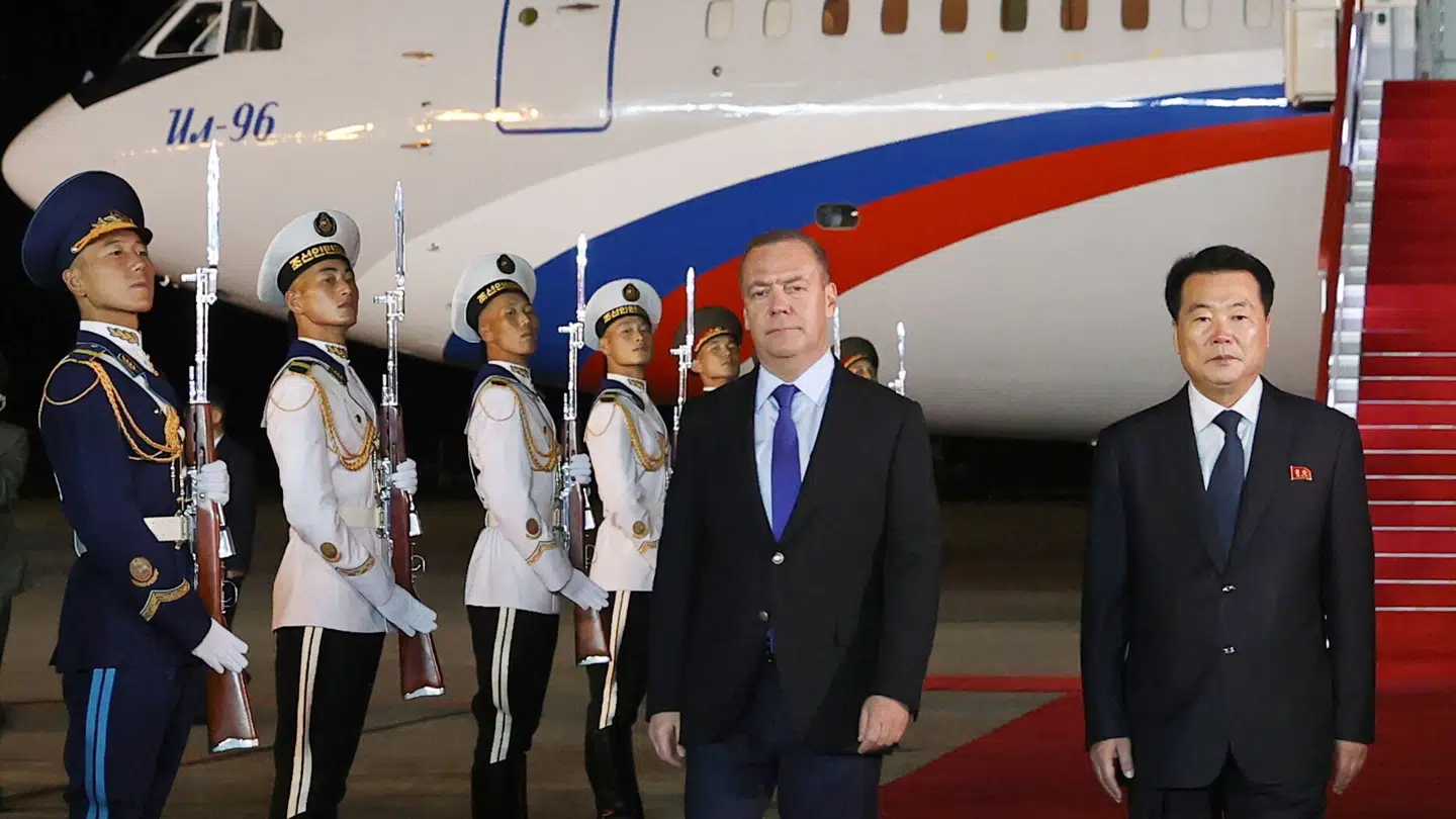 Dmitrij Medvedev ses her ankomme i Nordkorea, hvor han blev taget imod af Nordkoreas viceudenrigsminister, Im Chon Il.