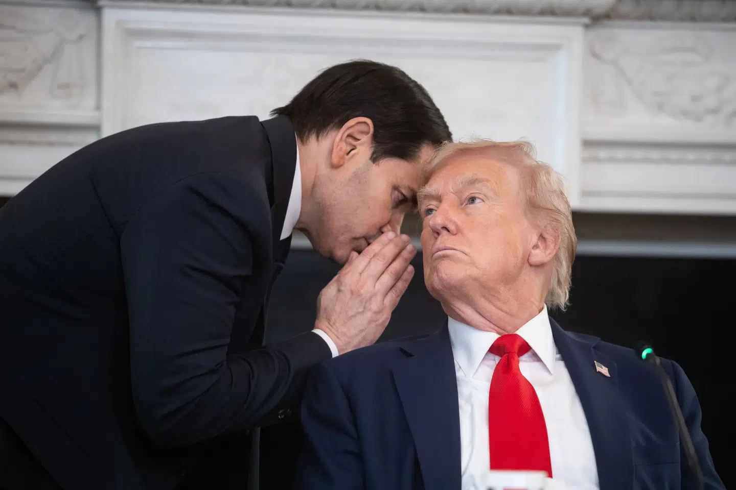 Donald Trump fik de store nyheder fra Mellemøsten under et møde om Antifa. Marco Rubio afleverede en håndskrevet seddel, hvorefter det gik stærkt: »Jeg har lige fået besked fra udenrigsministeren. Der står, at vi er meget tæt på en aftale om Mellemøsten, og at de får brug for mig meget snart,« sagde Trump.