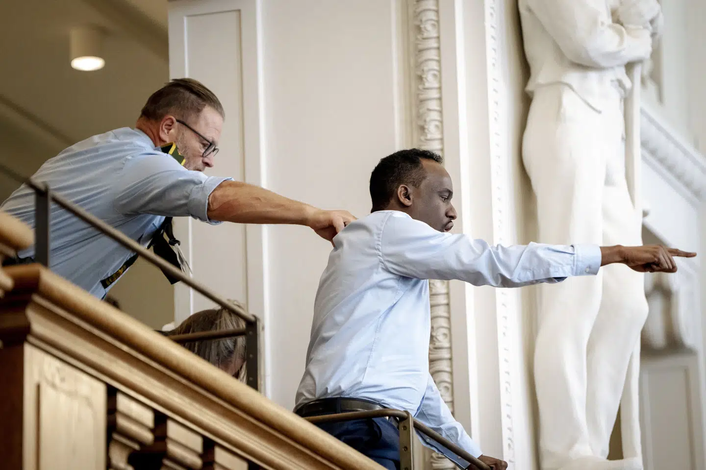 En betjent greb fat i mand, der råbte fra tilhørerpladserne ved Folketingets åbningsdebat torsdag.