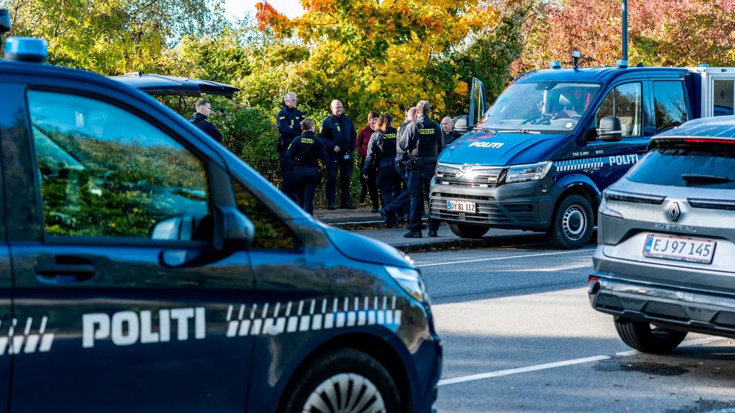 Politi til stede med betjente og hundepatruljer ved området omkring Moseskellet og Grønnemose Allé ved Utterslev Mose i København NV, torsdag den 9. oktober 2025.