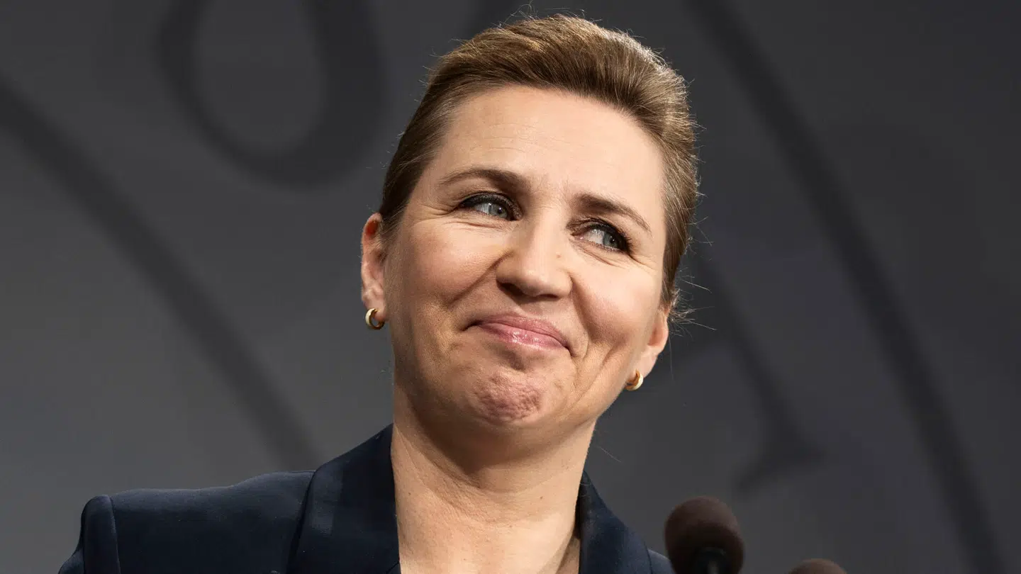 Socialdemokratiet går nu til modangreb i sagen om blandt andre statsminister Mette Frederiksens (S) slettede SMS'er i minksagen.