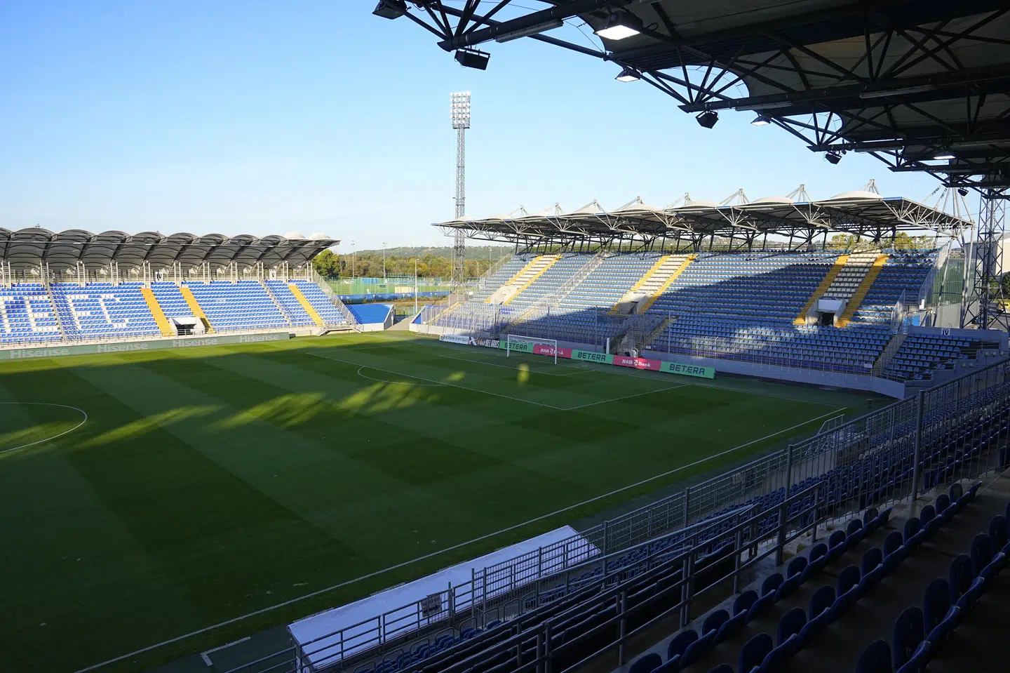 Tribunerne på ZTE Arena i Zalaegerszeg i Ungarn kommer til at være tomme i torsdagens VM-kvalifikationskamp.