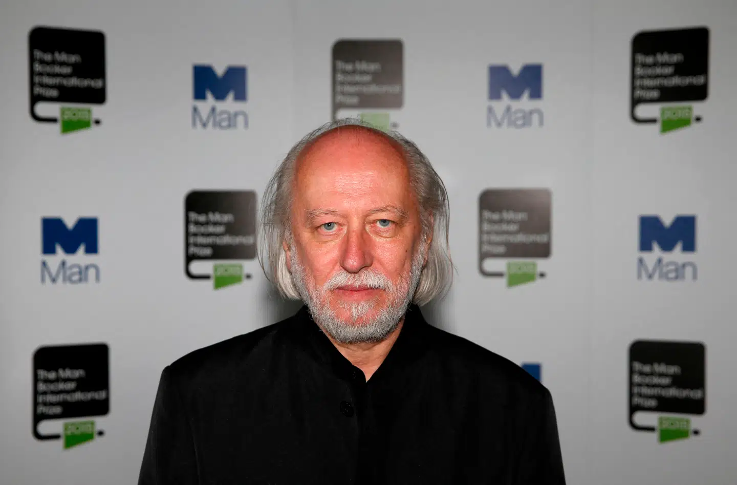 Laszlo Krasznahorkai blev født i 1954. Krasznahorkai er før blevet sammenlignet med Kafka og har modtaget den prestigefyldte Man Booker-pris i 2015.