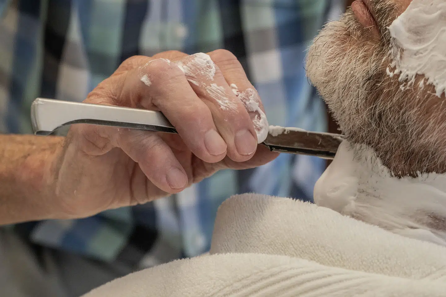 Tre mænd var til stede i en frisørsalon, da en mand dukkede op med en pistol på Sankt Hans Torv. De tre mænd kom ikke til skade, da døren var blevet låst kort forinden. (Arkivfoto).