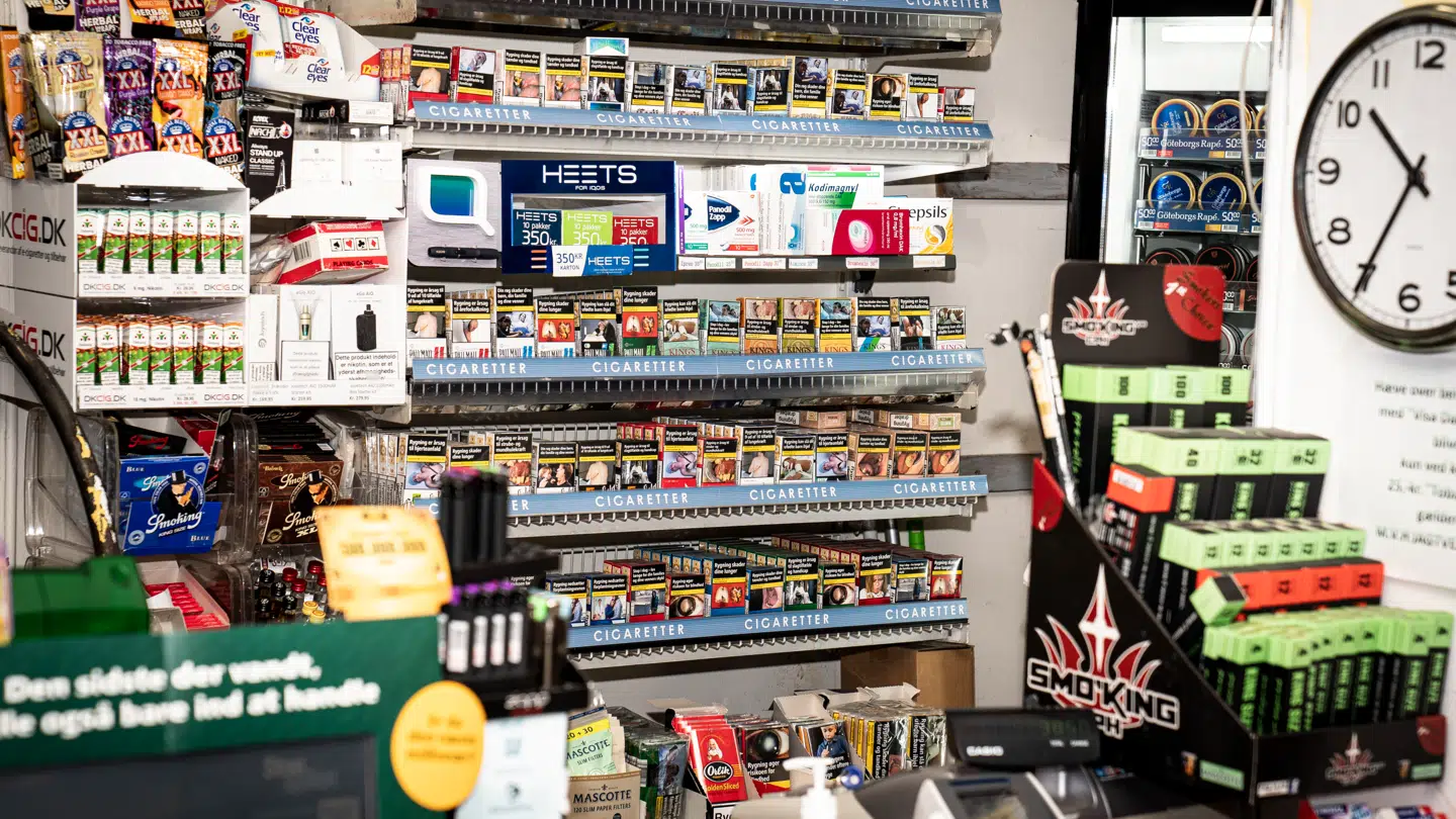 Kontrolaktioner i kiosker afslører omfattende snyd, hvilket får fødevareministeren til at love hårdere konsekvenser.