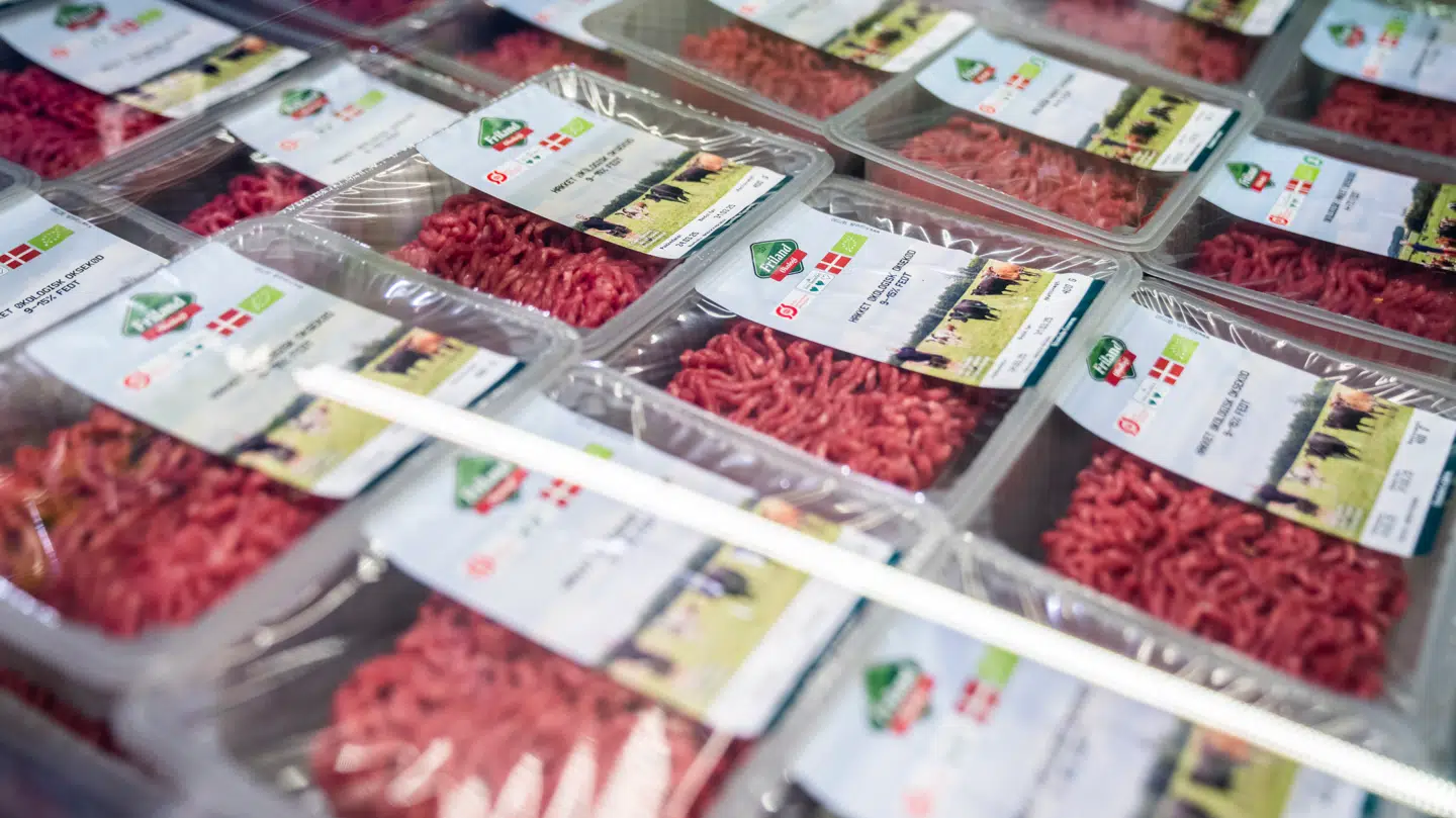 Priserne på blandt andet hakket oksekød er på kort tid eksploderet. Nu er der forvirrende udtalelser fra henholdsvis regeringstoppen og Skatteministeriet om forløbet med at se på en nedsat moms på madvarer.