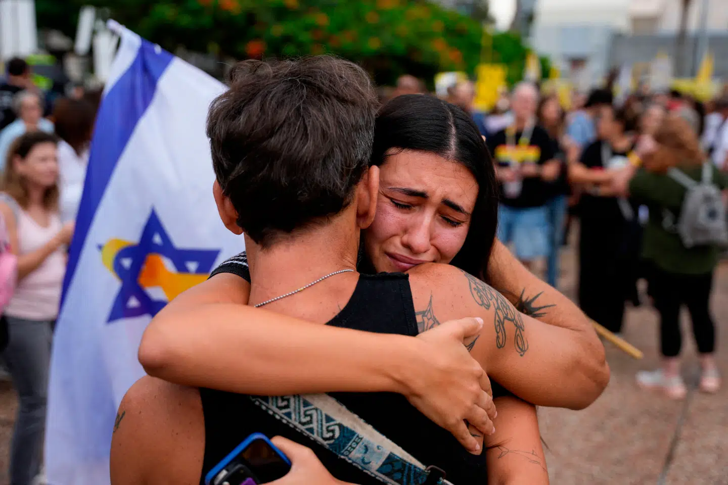 Udsigten til en fredsaftale for Gaza blev modtaget med bittersøde glædestårer på 'Gidslernes Plads' i Tel Aviv.