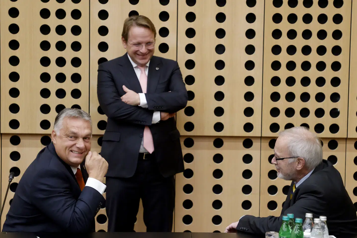 Ungarns premierminister, Viktor Orbán, og den nuværende EU-kommissær for Ungarn, Olivér Várhelyi (stående i midten), anklages af flere medier for at være ved magten, mens Ungarn skulle have forsøgt at spionere mod EU-institutioner (Arkivfoto).