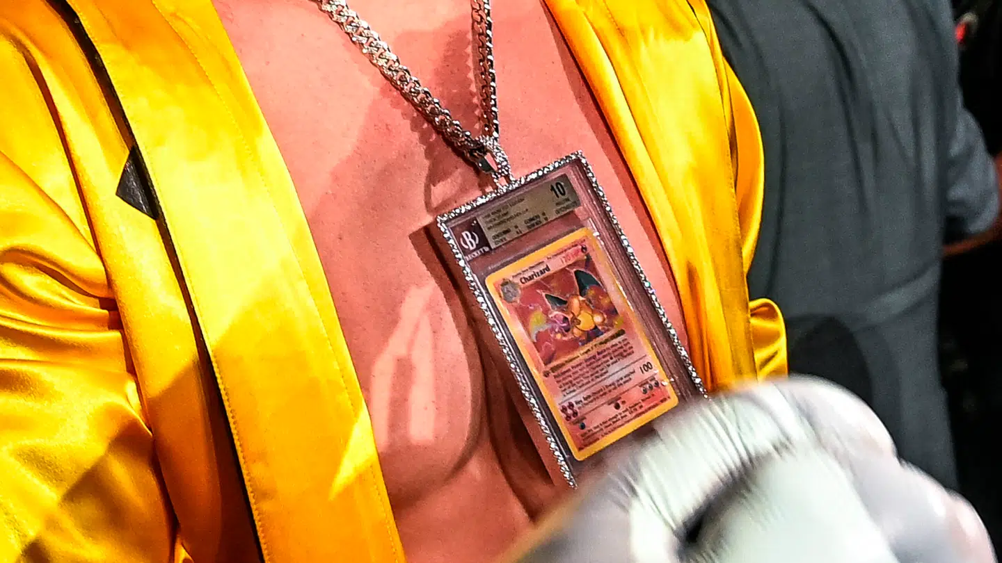 Kendissen bærer én af hans mange Pokémonkort, da han ankommer for at kæmpe mod Floyd Mayweather Jr. til en crossover-boksekamp.