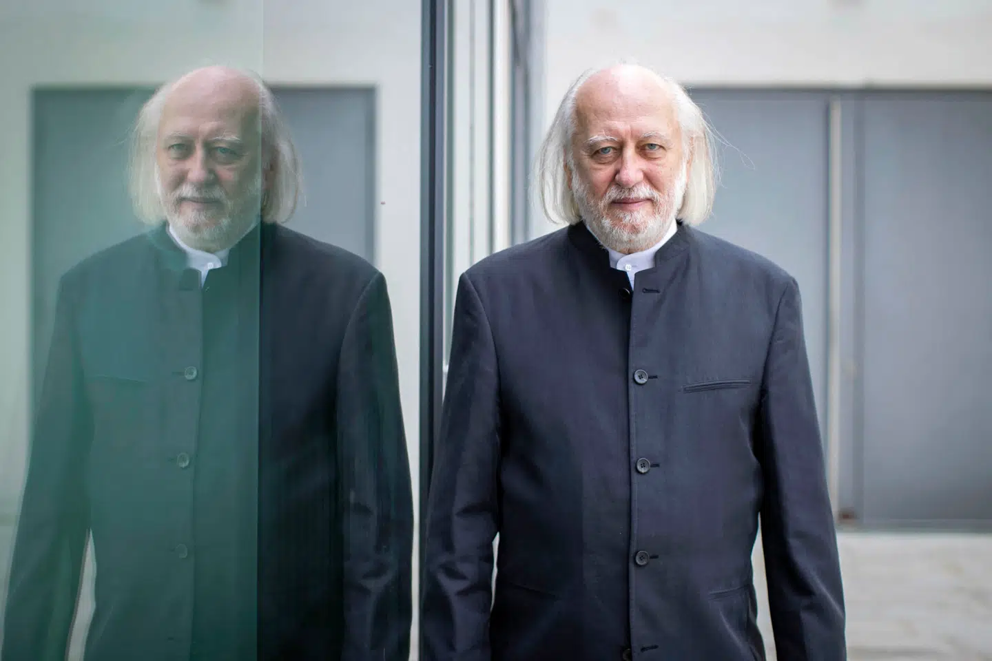 László Krasznahorkai får Nobelprisen i litteratur 2025. Han er en af Ungarns store forfattere, som er kendt for en helt særlig skrivestil.