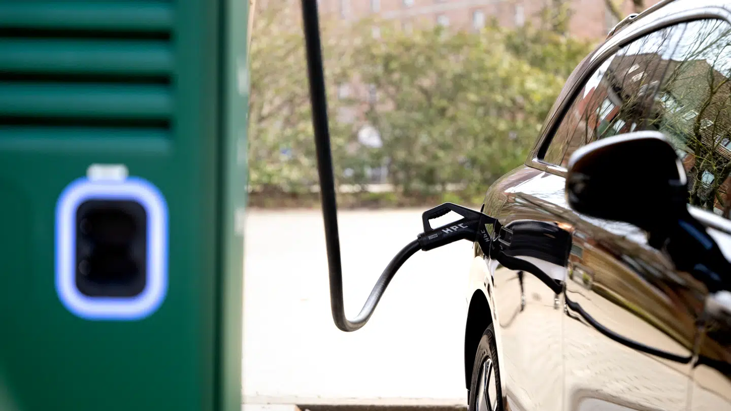 Med faldende priser på elbiler, er der mulighed for at gøre sig en god handel, lyder det fra bilekspert Jan Lang.