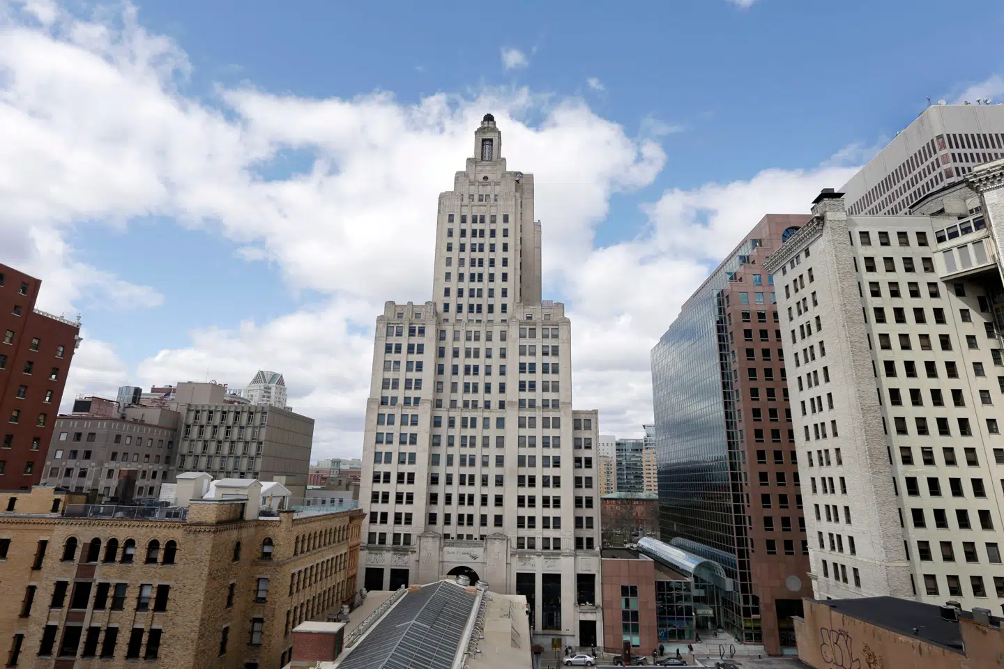 Superman Building i Providence, Rhode Island – delstatens højeste bygning og et art deco-ikon – har stået tom siden Bank of America forlod den i 2013. Bygningen symboliserer en bredere udfordring i amerikanske byer: Hvad gør man med historiske skyskrabere, der er for betydningsfulde til at rive ned, men for dyre at bevare?