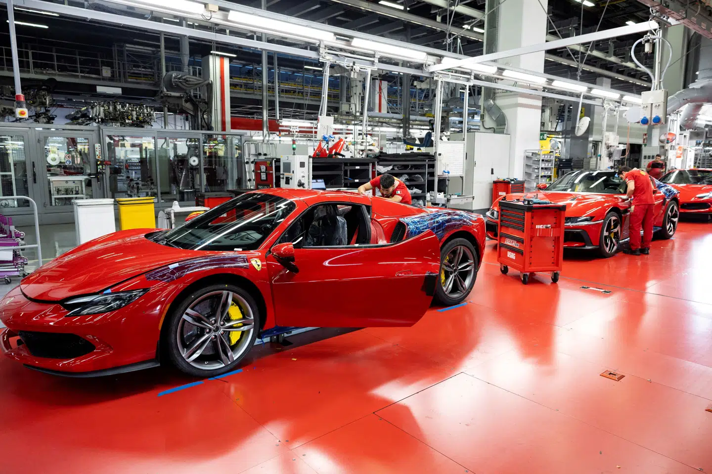 Ferrari, der har hovedsæde og en fabrik i Maranello, har endnu ikke præsenteret designet på den nye elbil. (Arkivfoto).