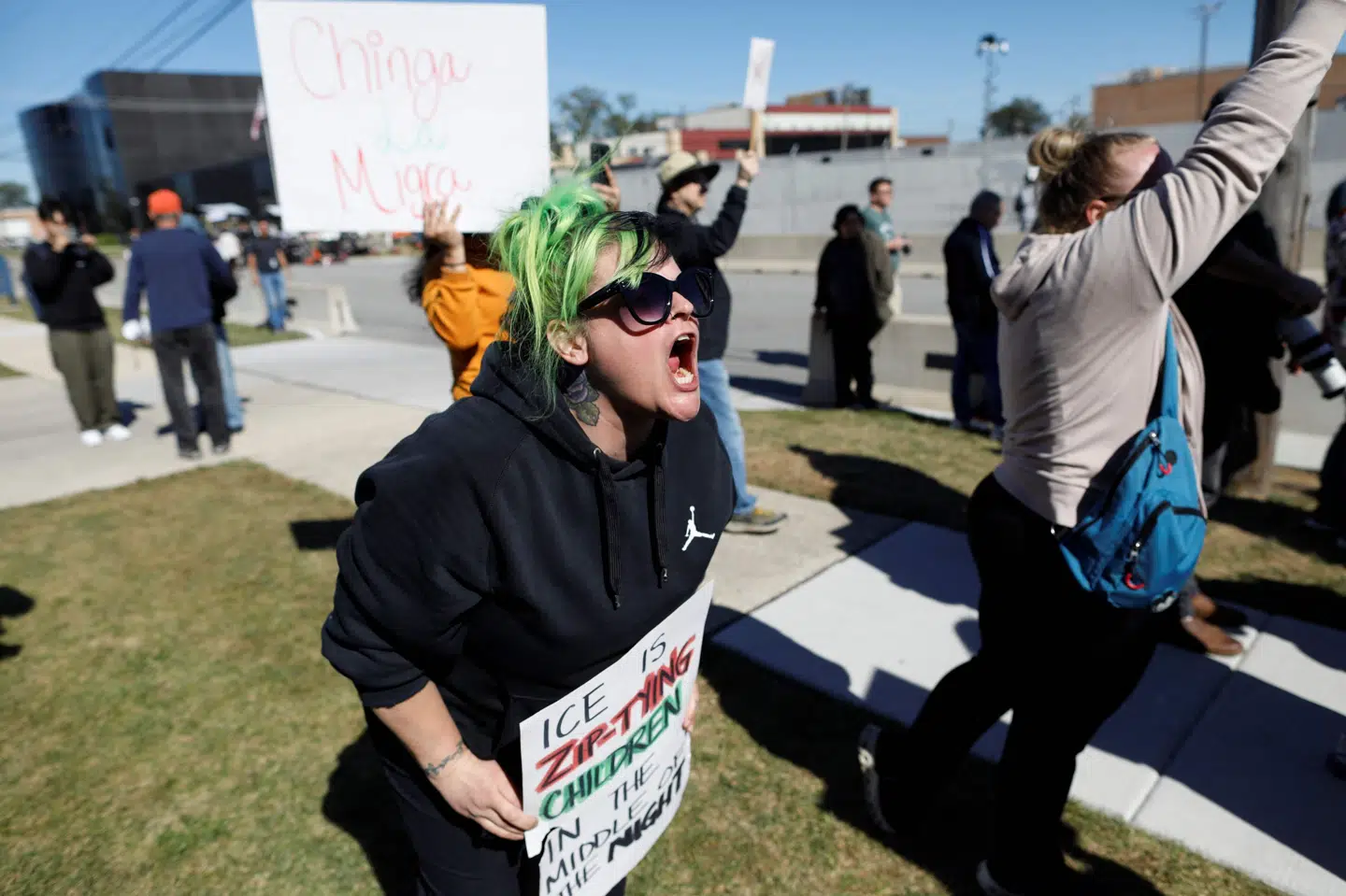 Billede fra torsdag af demonstrationer ved detentionscenter i Broadview i Illinois. De krævede, at soldater fra Nationalgarden forlader Illinois.
