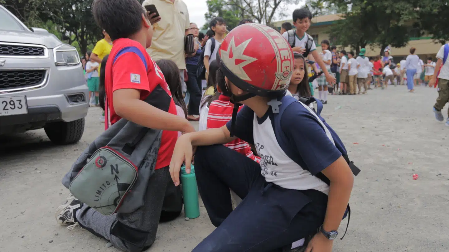 Elever på en skole i byen Davao blev fredag evakueret, efter et jordskælv med en størrelse på 7,4 ramte Filippinerne.
