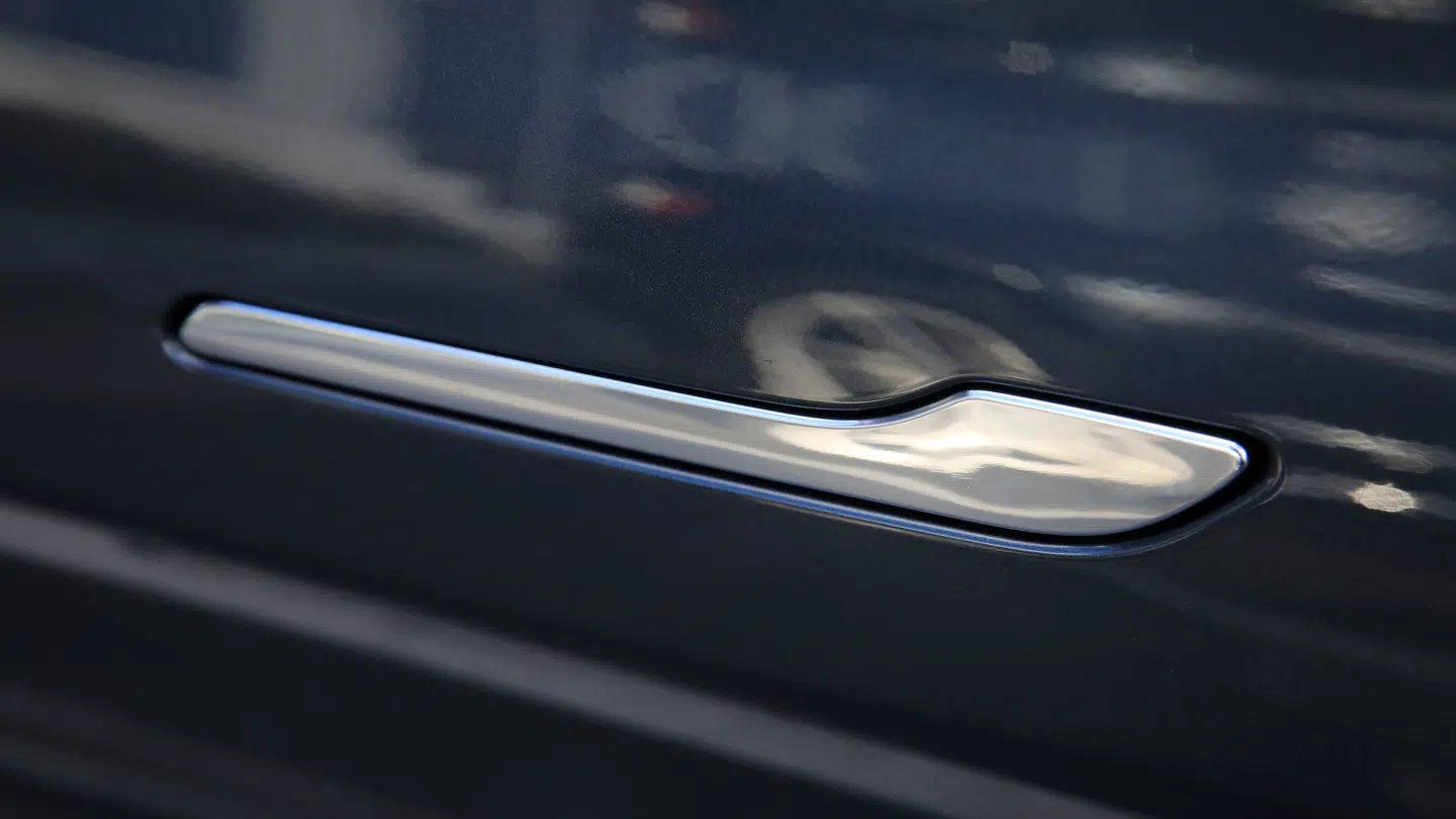 På flere Tesla-modeller løber dørhåndtagene plant med bildøren. De elektroniske håndtag bliver nu kædet sammen med alvorlige konsekvenser i ulykker.