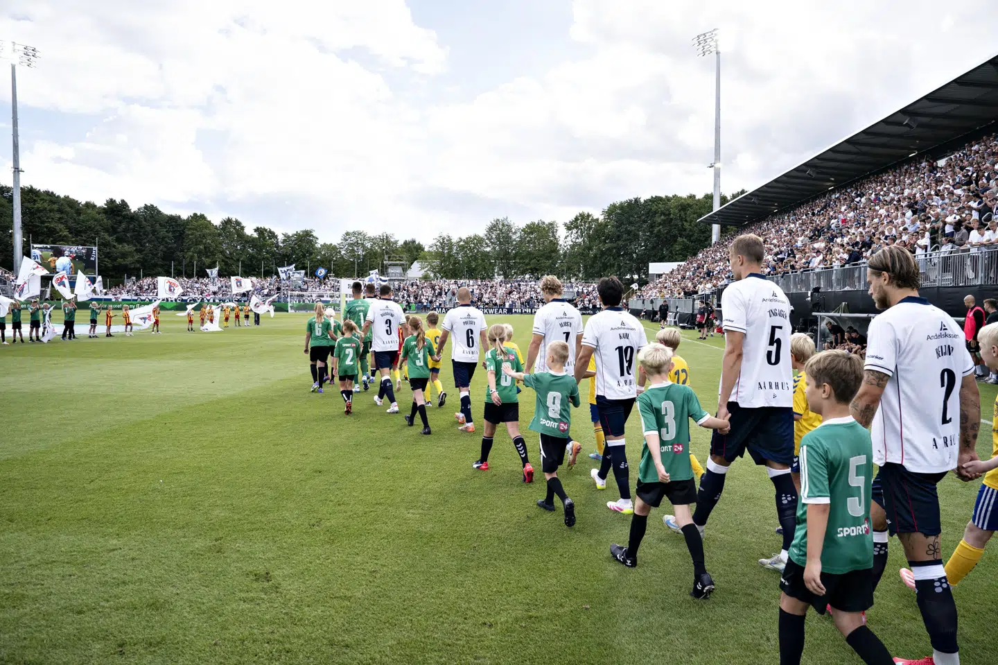 AGF spiller indtil det nye stadion er klar foran mobiltribuner i Vejlby. (Arkivfoto).