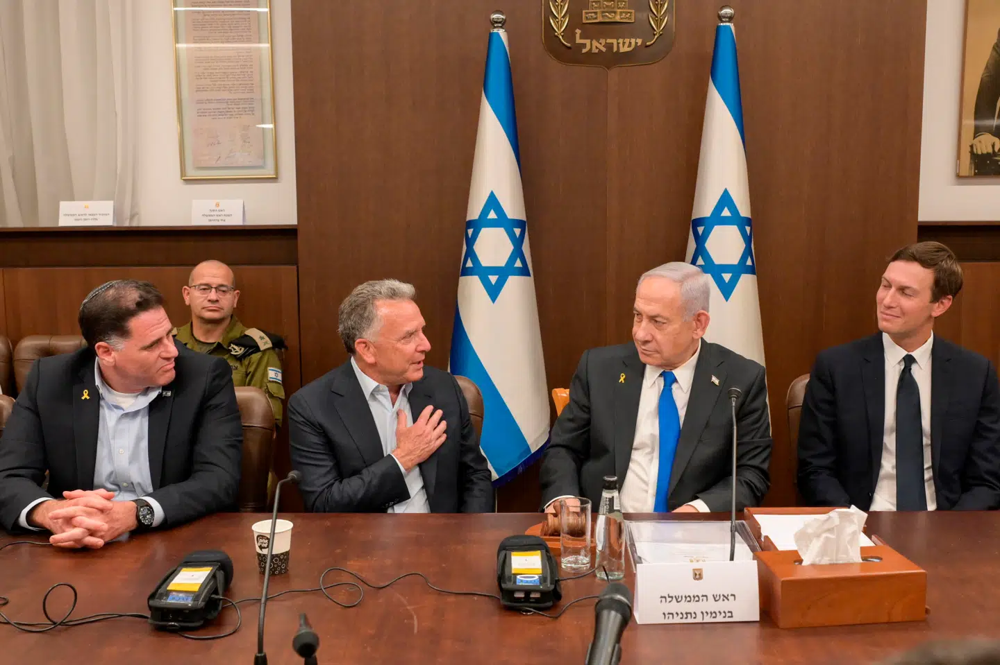 Benjamin Netanyahu sammen med USAs udsendinge Steve Witkoff til venstre og Jared Kushner til højre