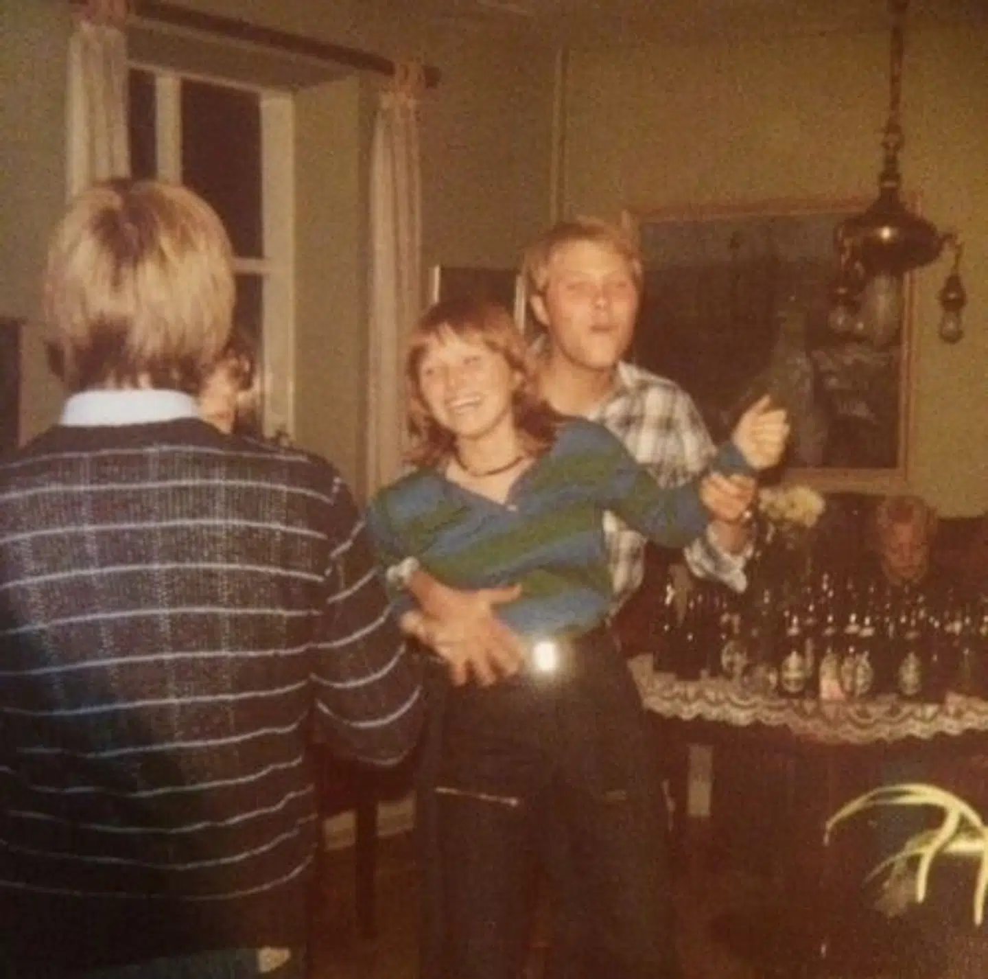 Her ses Peter Møller Just og Hanne Møller danse i deres ungdom. Ifølge Hanne Møller var det en af de få gode perioder i deres søskendeskab, selvom hendes bror allerede dengang var "en tyran"