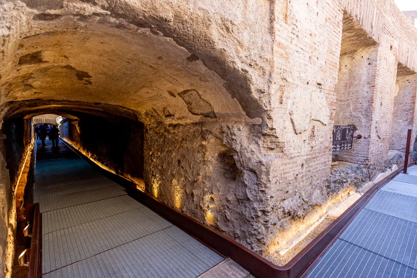 Tunnelen bugter sig under Colosseum.