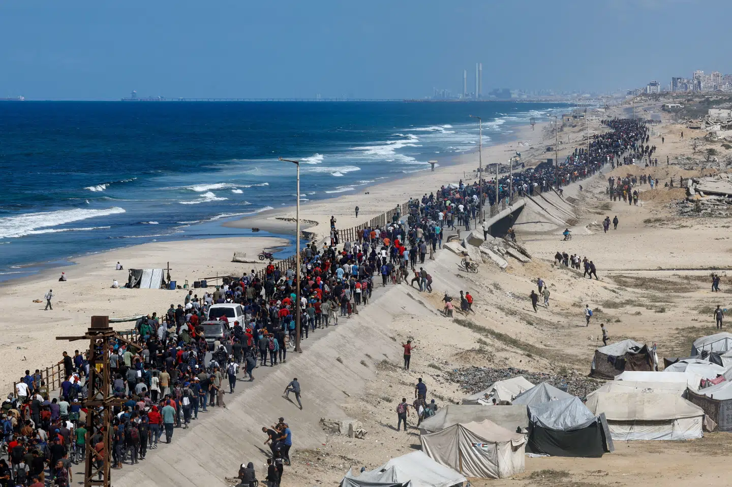 Palæstinensere forsøger at bevæge sig nordpå, efter at våbenhvile er trådt i kraft i Gaza.