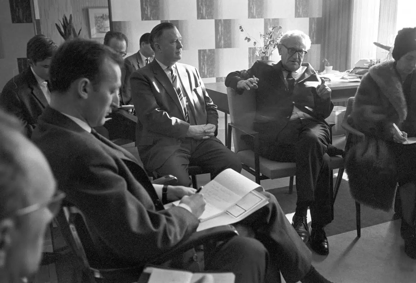 Fritz Bauer sidder i baggrunden med en cigaret 13. februar 1964 i Frankfurt.