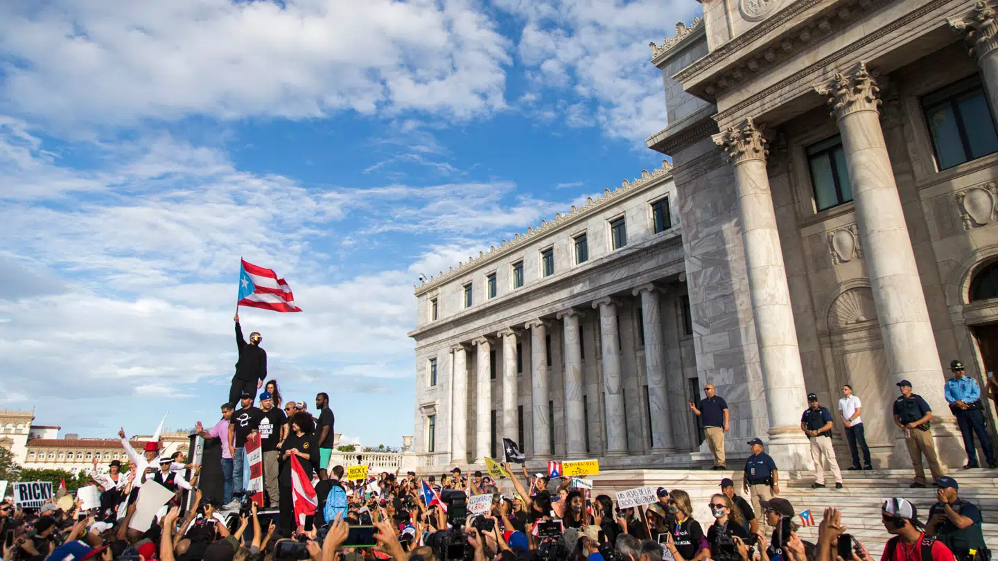 I 2019 deltog Bad Bunny i en march mod øens guvernør. Her ses Bad Bunny øverst i en folkemængde med et puertoricansk flag i hovedbyen San Juan.