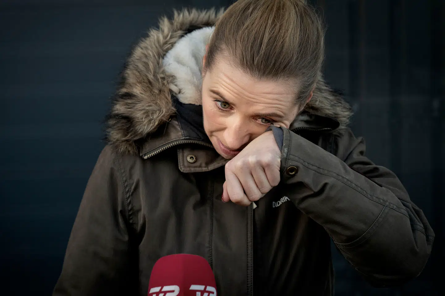 Statsminister Mette Frederiksen (S) på besøg hos minkavler Peter Hindbo ved Kolding. Hun havde tårer i øjnene, da hun mødte pressen efter besøget. Her gav hun samtidig den første undskyldning for de tumultariske uger, der har ført til, at minkerhvervet reelt er nedlagt i Danmark. Arkivfoto fra 2020.