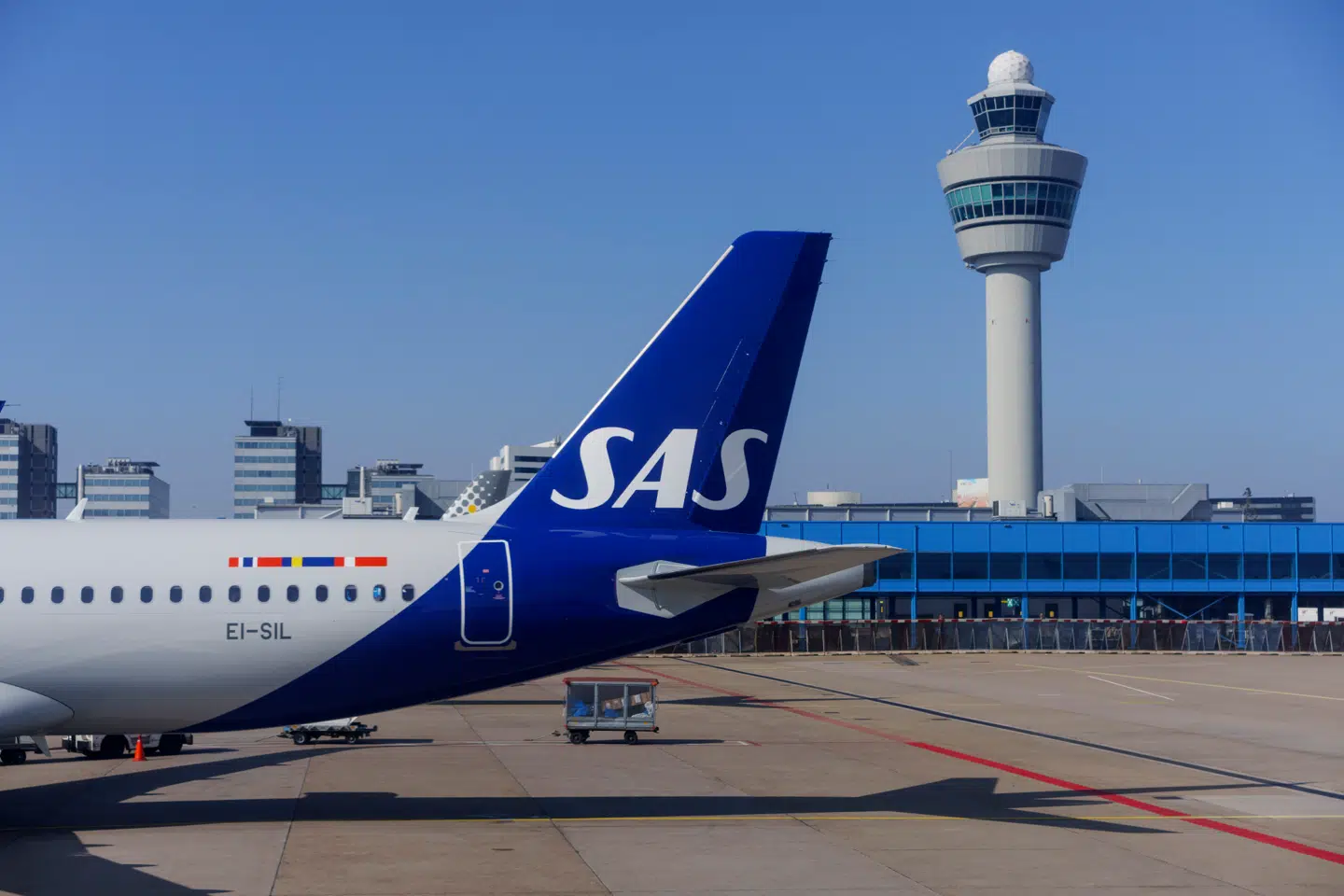 SAS nedlagde business class på europæiske ruter for 12 år siden, fordi markedet i højere grad var prisorienteret. I dag har markedet ændret sig, og SAS genintroducerer business class på kortere ruter for at imødekomme den stigende efterspørgsel.