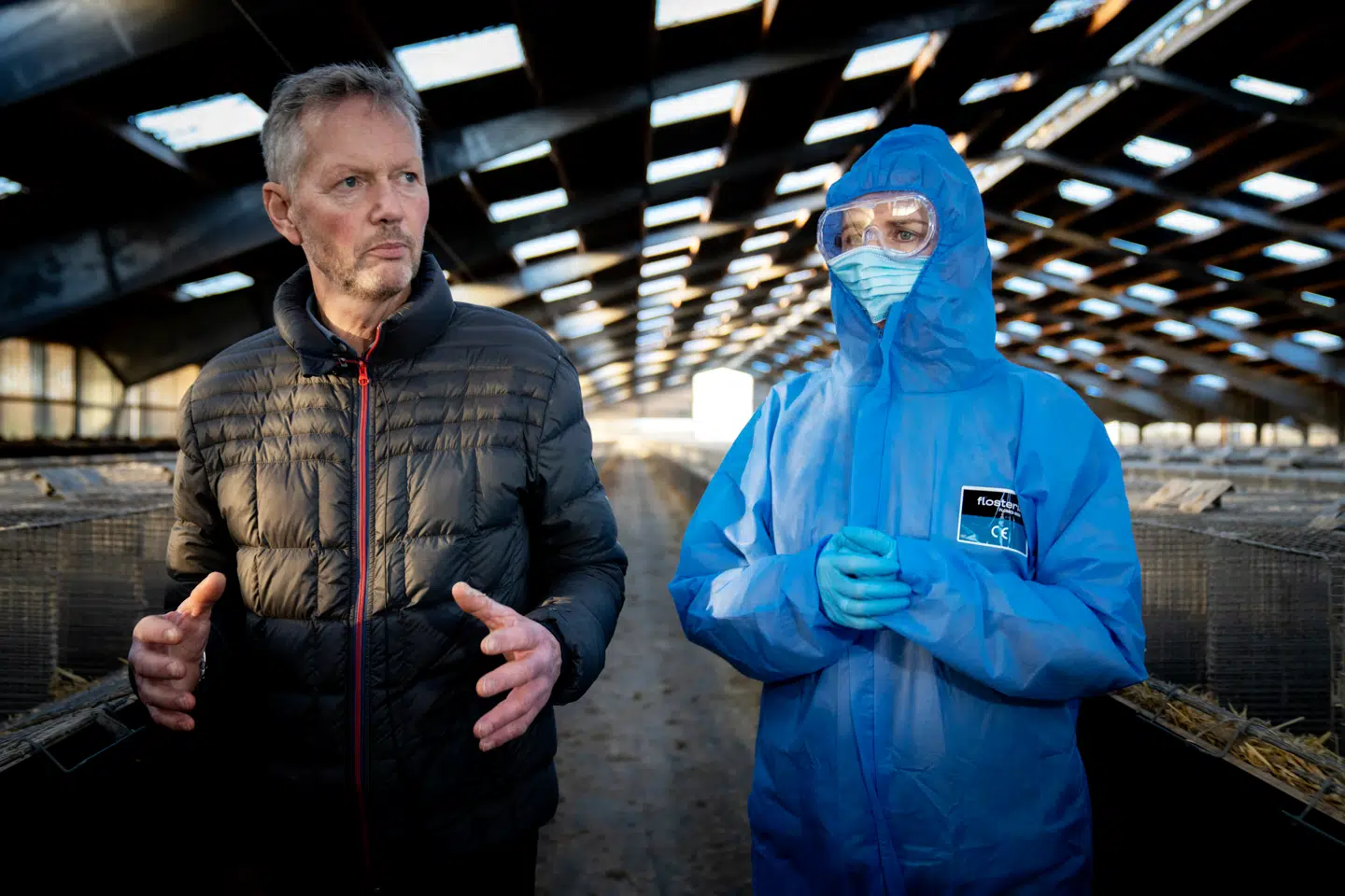 Statsminister Mette Frederiksen (S) på besøg hos minkavler Peter Hindbo ved Kolding. Hun havde tårer i øjnene, da hun mødte pressen efter besøget. Her gav hun samtidig den første undskyldning for de tumultariske uger, der har ført til, at minkerhvervet reelt er nedlagt i Danmark. Arkivfoto fra 2020.