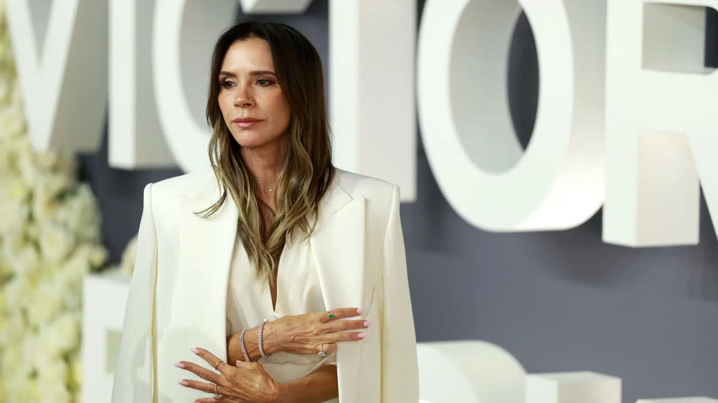 Victoria Beckham er både modedesigner, tidligere popsanger og gift med fodboldikonet David Beckham.
