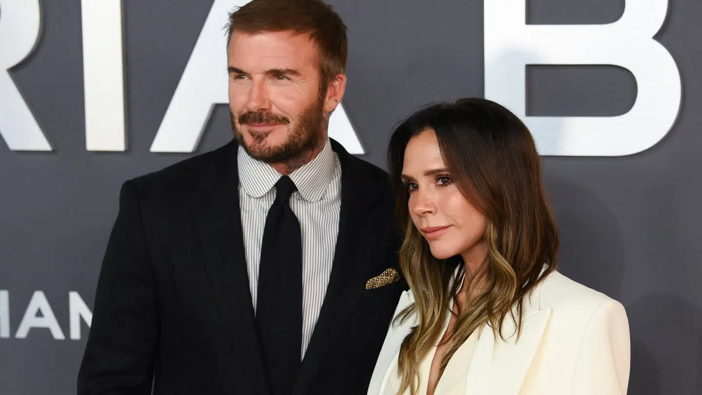 Victoria Beckham and David Beckham blev gift i 1999 og har været gift siden. Sammen har de fire børn. Tre sønner og en datter.