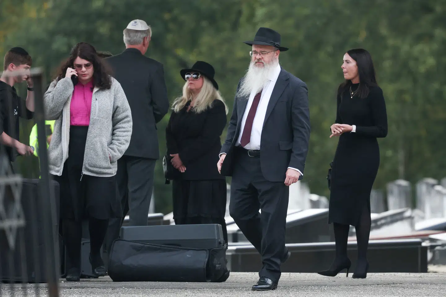 Et terrorangreb på en synagoge i Manchester har udløst en voldsom debat om integration og indvandring i Storbritannien. På billedet ses rabbiner Daniel Walker ved begravelsen af offeret Adrian Daulby, der blev dræbt på den jødiske helligdag Yom Kippur.