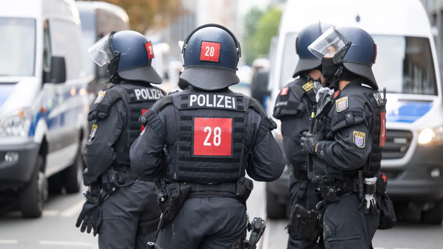 17 politifolk fra Frankfurt efterforskes i øjeblikket. Personerne på arkivbilledet har ikke noget med sagen at gøre.