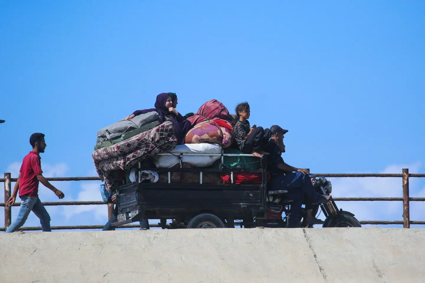 ifølge Dansk Flygtningehjælp er 90 procent af Gazas befolkning fordrevet siden krigen brød ud i 2023. Flere palæstinensere er på vej hjem, efter at våbenhvilen fredag trådte i kraft.