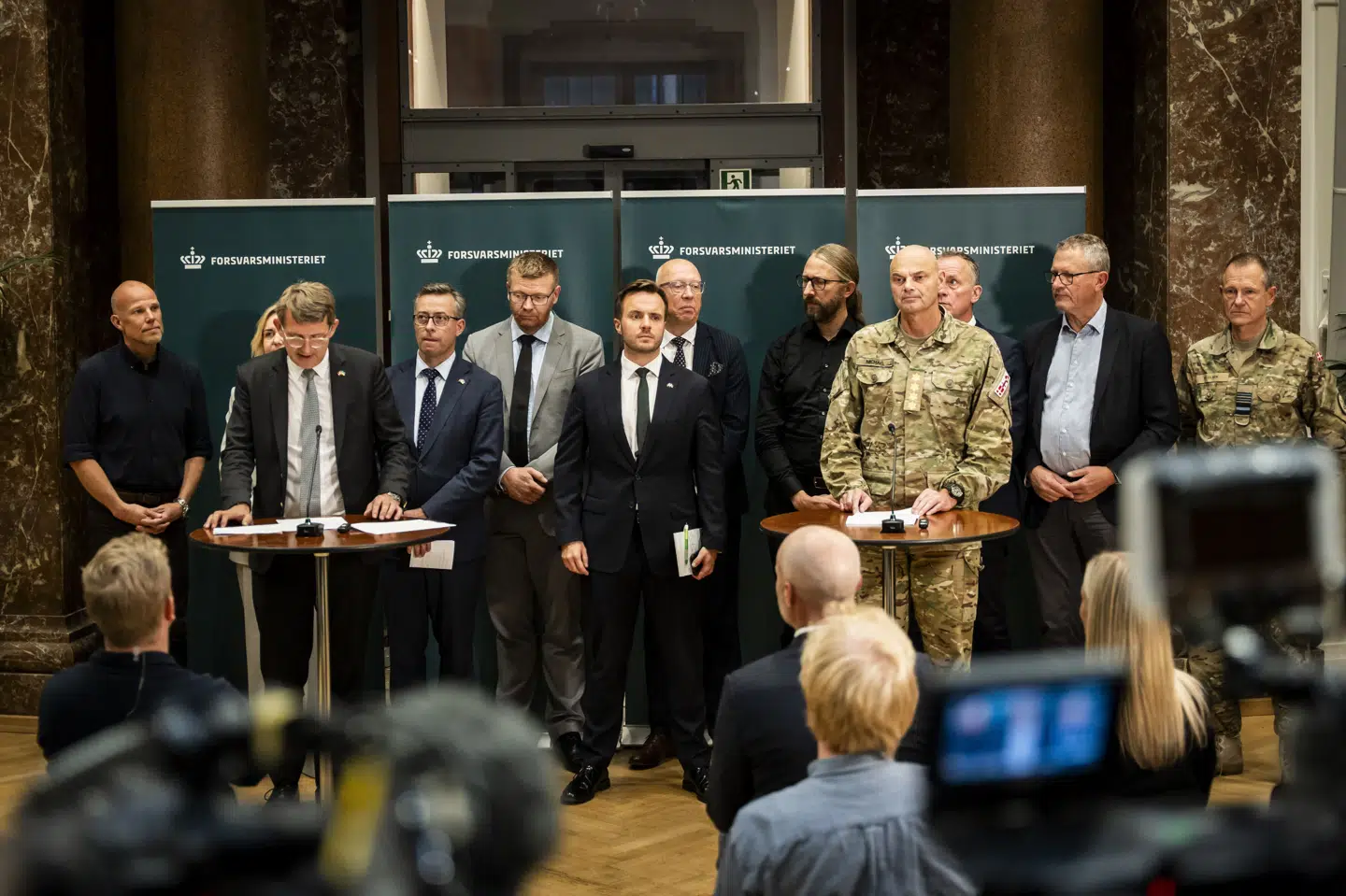 Forsvarsforligskredsen præsenterede fredag den nye delaftale, der lægger op til flere kampfly og milliardinvesteringer i Arktis.