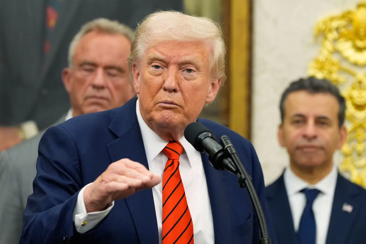 USA's præsident, Donald Trump, i Det Ovale Værelse fredag aften lokal tid, hvor han præsenterer en aftale med AstraZeneca.