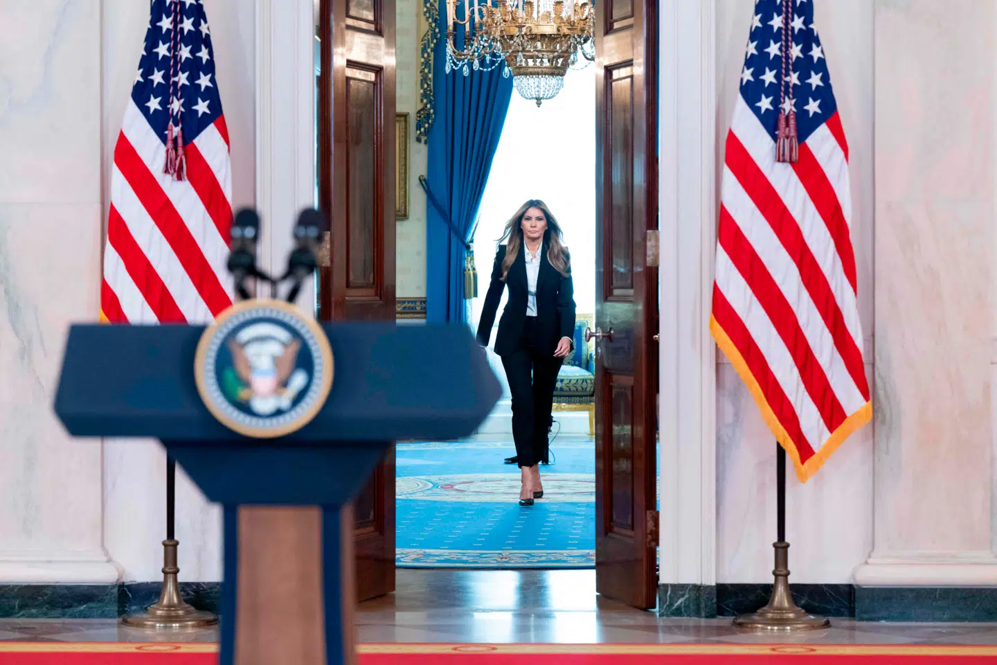 Melania Trump ses her ankomme til talerstolen i Det Hvide Hus fredag.